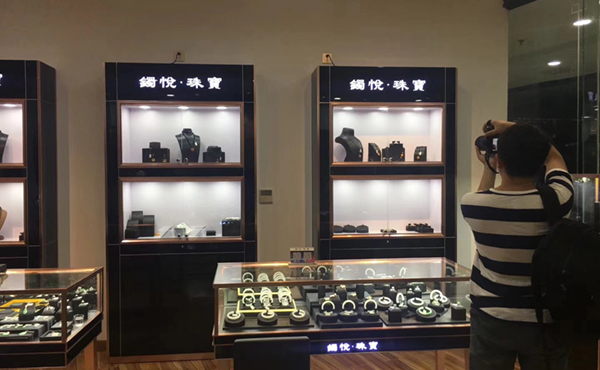 定制珠寶展示展示柜對比現(xiàn)成珠寶展柜